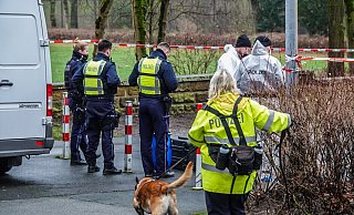 An der Südschule in Brackwede wurde ein Säugling gefunden. Polizeibeamte waren am Samstagnachmittag vor Ort, auch ein Spürhund war im Einsatz. - Paul Brinkmann