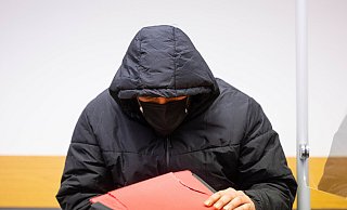 Der Angeklagte im Prozess um den Unfalltod des serbischen Sängers Saban Saulic sitzt im Sitzungssaal des Amtsgerichts. - picture alliance/dpa