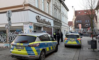 Polizeibeamte suchten in der Fußgängerzone nach einem mit einem Messer bewaffneten Mann. - Frank-Michael Kiel-Steinkamp