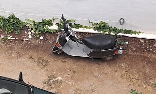 Hier steht Rosinante noch vor dem Haus in Spanien - den Winter verbringt der Roller im Schutz einer Garage. - Ulrike Pfeiffer-Niehoff