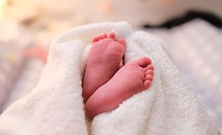 Die gesamte Bandbreite der Geburtshilfe erlebten die Hebammen-Pflege- und Ärztinnenteams jetzt auf der Geburtenstation im EvKB innerhalb von zwei Stunden. - Symbolbild Geburt/Neugeborenes/Krankenhaus: Unsplash