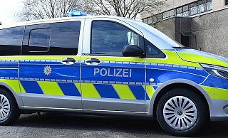 Durch die vertiefte Seitenscheibe der neuen Kleinbusse dokumentieren die Beamten der Autobahnpolizei künftig Rettungsgassen-Verstöße während der Fahrt. - picture alliance / dpa / Revierfoto