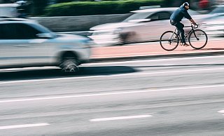 Die Frau griff sich das kleine Mädchen und schleuderte es Richtung Jöllenbecker Straße. - Symbolfoto