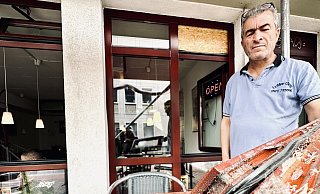 Süleyman Kozan zeigt das herausgebrochene Oberlicht des Luttergrills. - Stefan Becker