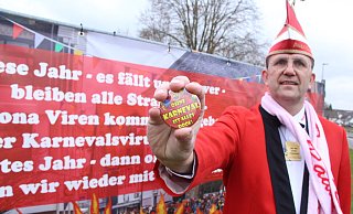 Karnevalspräsident Mark Elberg präsentiert den Sammelbutton für die ausgefallene aktuelle Session. - Burkhard Battran