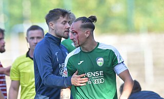 Tim Manstein, Kapitän des FC Gütersloh, war nach dem Schlag eines Gegenspielers sichtlich gezeichnet. - Jens Dünhölter