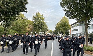 Die polizeikritische Demo zog vom Bahnhof durch die Stadt. - Christina Römer