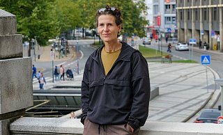 Schauspielerin Carmen Priego auf dem Balkon des Bielefelder Stadttheaters. - Andreas Zobe