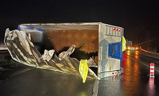 Die umgestürzte Mulde hatte am Montagmorgen im Berufsverkehr für lange Staus auf der A2 gesorgt. - Polizei Bielefeld