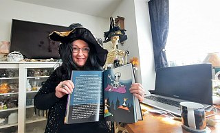 Die Brakeler Autorin Martina Murseli lebt die Rolle der verrückten Hexe durch und durch. Bei ihrer Arbeit schaut ihr oft das Skelett Herbert über die Schulter. Das Skelett hat es als Figur auch ins Buch geschafft – schaurig. - Madita Schellenberg