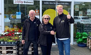 Liane Kirschke (v. l.) mit ihrem Mann Helmut Düning (l.) und Jannis Röthemeier (r.) vor dem künftigen Edeka Röthemeier. - Röthemeier Handelsgesellschaft mbH