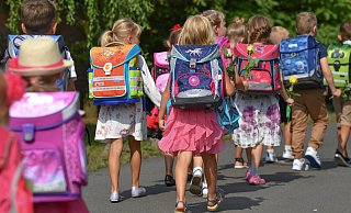 Nach den Sommerferien kommen alle Kinder in die erste Klasse, die bis zum 30. September sechs Jahre alt werden. Zu früh, findet Bea Lindow aus Brakel und startete eine Online-Petetion. - Patrick Pleul/dpa