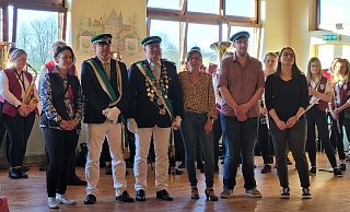 Der König und sein Hofstaat: Alexia Schmidt und Ralf Helmes, König Mario Löhnert und Königin Alexandra Löhnert-Niggemann, Bernd-Stephan Laaks und Annika Kiene. - Schützen Sommersell