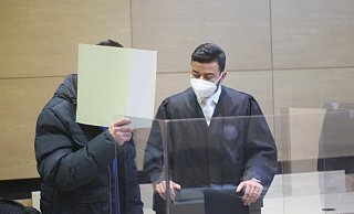 Der 21-Jährige in Begleitung seines Anwalts Ali Senol (rechts) im Saal des Bielefelder Landgerichts. - Florian Weyand