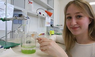 Schülerin Lilly Keck (17) freut sich, über die neuen Möglichkeiten des Biolabors. - Burkhard Battran