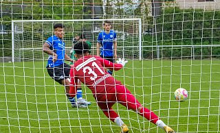 Tyler-Jeremy Wozny verwandelte einen Handelfmeter souverän zum 1:1. - Andreas Zobe