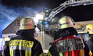 Die Bielefelder Feuerwehr ist in 80 Prozent der Fälle in der vorgegebenen Zeit am Brandort - wie hier an der Meisenstraße. Allerdings viel zu selten mit der erforderlichen Personalstärke. - Barbara Franke