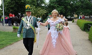 Das Regentenpaar Olaf und Anette Pippert musste seit 2019 auf diesen Auftritt warten. Die Königin trug einen rosafarbenen Traum aus Tüll mit Carmen-Ausschnitt und ausladender Schleppe. - Regina Brucksch