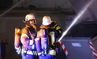 Die Halle eines Müllentsorgers in Löhne steht in Vollbrand. Rund 130 Einsatzkräfte der Feuerwehr sind an der Brückenstraße im Einsatz. - Claus Frickemeier