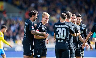 Mattes Hansen (Mitte) freut sich über seinen ersten Ligatreffer im Trikot des SC Paderborn und lässt sich von seinen Mitspielern feiern. - IMAGO/Noah Wedel