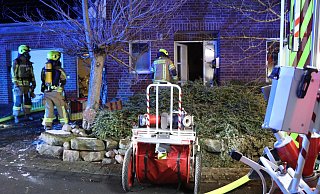 Mit einem Großaufgebot von rund 50 Feuerkräften rückt die Feuerwehr zum Einsatzort aus. - Feuerwehr