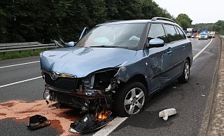 Der Skoda Fabia wurde bei dem Unfall auf der A30 stark beschädigt, eine Mitfahrerin wurde leicht verletzt. - Polizei