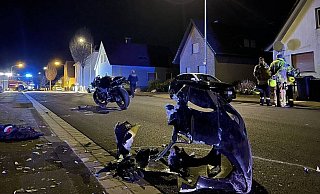 Das zerstörte Motorrad des 24-Jährigen steht auf der Oberen Talstraße. Nach einem mehrmonatigen Prozess ist jetzt das Urteil gefallen. - Christian Müller/Westfalennews/dpa