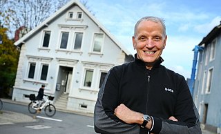 Peter Struck vor dem Gebäude am Ehlentruper Weg, von dem aus die Aids-Hilfe Bielefeld agiert. - Barbara Franke