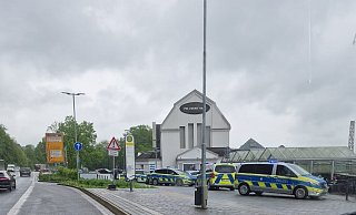 Die Polizei war mit mehreren Einsatzfahrzeugen am Mittwochmittag am Bahnhof vor Ort. - Patrick Schwemling