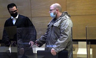 Ali Mojab (links) verteitigt den angeklagten Bünder, der das Feuer auf dem Gestüt nach Meinung des Gerichts gelegt hat. - Florian Weyand