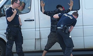 In Tatortnähe konnten Polizeibeamte ein verdächtiges Trio festnehmen. Auch sie wiesen Verletzungen auf. - Symbolfoto: Christian Geisler