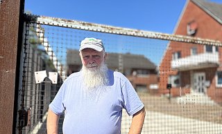 Hans-Dieter Parys wohnt mit seiner Frau und den beiden Hunden in der Weststraße in Kutenhausen. Dort betreibt der Mindener auch eine kleine Spedition - und hat mit einem Reifenhandel nichts am Hut. MT-Foto: - Patrick Schwemling
