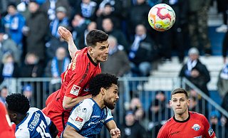 Im Hinspiel hätte Tobias Müller, der hier höher springt als Magdeburgs Herbert Bockhorn, in dieser Szene fast das Siegtor für Paderborn erzielt. Nun kehrt er als Magdeburger Spieler an die Pader zurück. - picture alliance/dpa