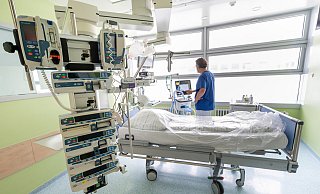 Einige Kliniken in der Region haben wieder mehr Kapazitäten auf den Intensivstationen. - picture alliance/dpa