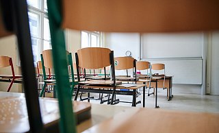 Der Schulträger hat bereits auf den Vorfall reagiert und die Lehrperson suspendiert. - Annette Riedl/dpa