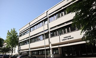 Am Gymnasium Schloß Neuhaus werden nun schon seit 50 Jahren Schülerinnen und Schüler unterrichtet. - Jens Reddeker