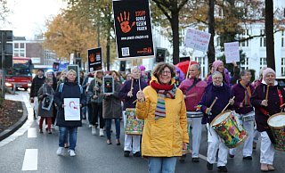 Christine Garberding von der Frauenberatungsstelle Herford führt die Demo zum Tag gegen Gewalt gegen Frauen an. - Annika Könntgen