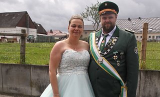 Sandra und Rüdiger Pickhard stehen als Köningspaar im Mittelpunkt. - Johannes Büttner