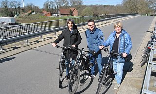"Chance nicht entgehen lassen": Die Ratsmitglieder Nils Wittenbrink (v.l.), Niklas Reimer und Ingrid Hollenhorst plädieren beim Neubau für eine Variante samt Radweg. - Ludger Osterkamp