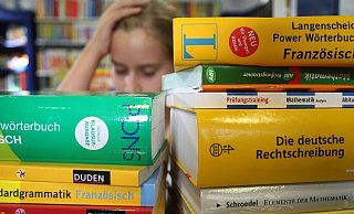 Bezieher von Sozialhilfe können für ihre Kinder über die Schule Nachhilfe beantragen. - Neue Westfaelische Zeitung