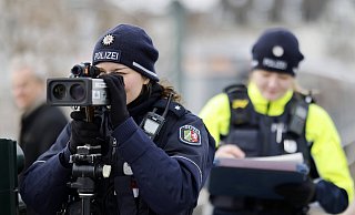 Geschwindigkeitskontrollen werden von der Polizei künftig nicht mehr vorab angekündigt. - IMAGO/Panama Pictures