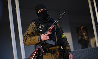 Ein ukrainischer Soldat erwartet am 25. Februar in Kiew den Angriff der russischen Armee. Der Krieg in Osteuropa hat auch Auswirkungen auf den Kreis Minden-Lübbecke. - AFP or licensors