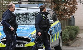 Polizeibeamte mit schwerer Bewaffnung sichern das Schulgebäude. - Claus Frickemeier Polizeibeamte mit schwerer Bewaffnung sichern das Schulgebäude. - Claus Frickemeier