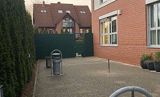Der Außenbereich der geschlossenen Abteilung. Der 40-Jährige, der nun vor Gericht steht, stieg hier über den Zaun. - Jobst Lüdeking