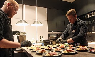 Die Köche Niklas Meise (l.) und Vincent Klinge beim Anrichten des Entenbrust-Carpaccio. - Felix Eisele