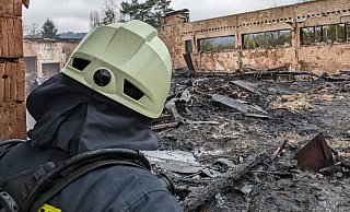 Nur noch die Außenwände dieses Teils der Lagerhalle stehen. - Feuerwehr Willebadessen