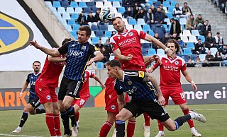 Manuel Wintzheimer (beim Kopfball) bildete im 4:2:3:1-System der Arminia die einzige richtige Spitze. - IMAGO/Fussball-News Saarland