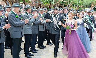 Das Schützenkönigspaar André Scherlich und Nicole Jelen schreitet, gefolgt vom Bierkönigspaar Simon Maske und Kerstin Fischer auf dem Rathausplatz die Schützenreihen ab. Die Throndamen folgen ihnen. - Karin Prignitz