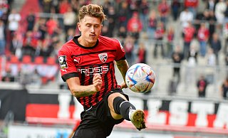 Calvin Brackelmann, hier im Trikot des FC Ingolstadt, ist ab sofort für den SC Paderborn im Einsatz. Der 1,96 Meter große Innenverteidiger wird seine Spielpraxis aber wohl erst einmal in der U21 sammeln. - picture alliance
