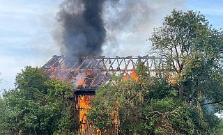 Ein Raub der Flammen wurde die Feldscheune bei Körbecke in Richtung Bühne am Montag. - FFW Borgentreich